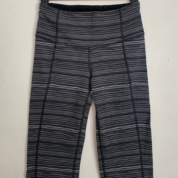 Lululemon Gather & Crow Crops Cropped Capri Leggings, Black & Gray, size 4 - Picture 8 of 10